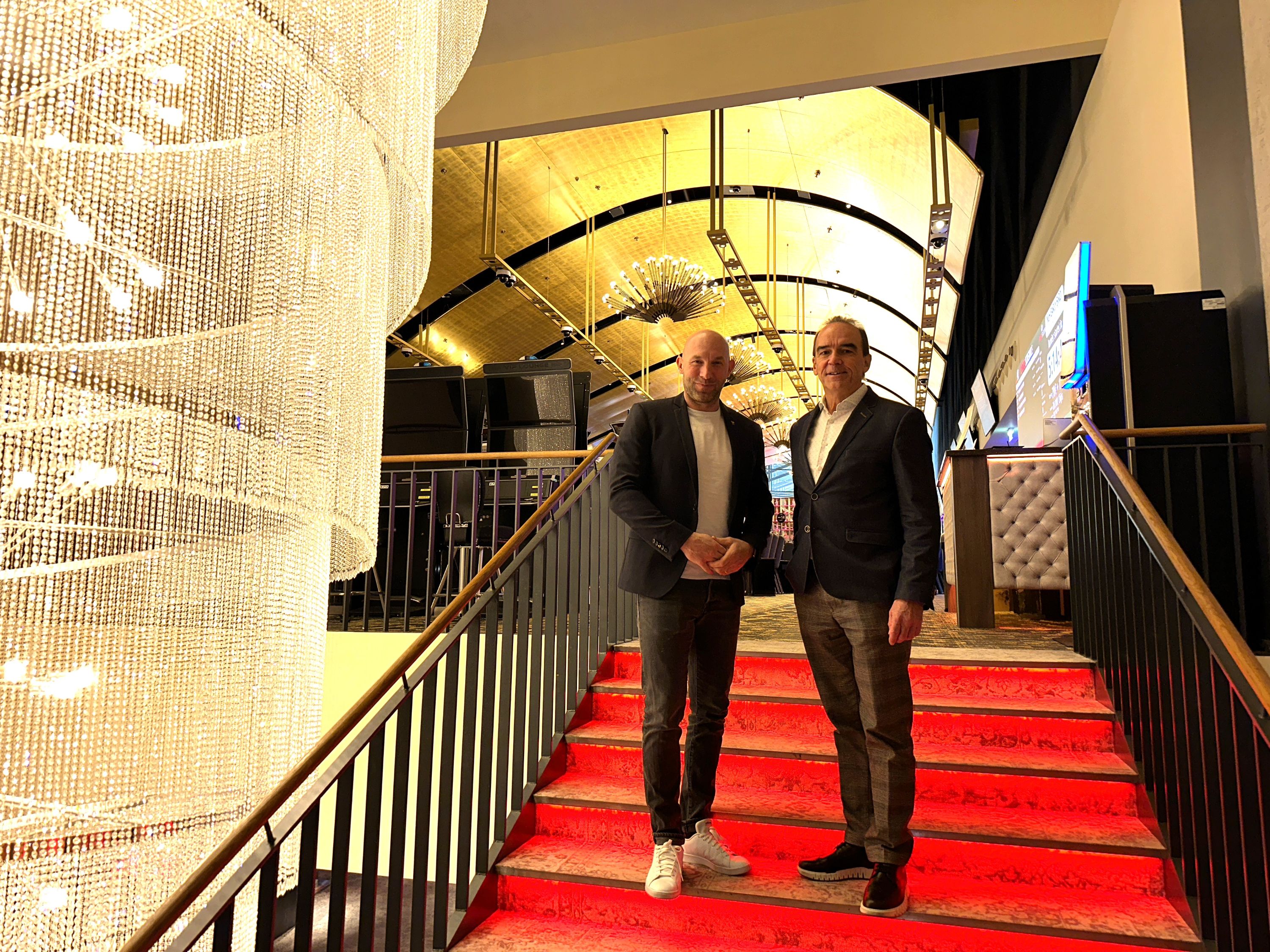 v.l. Ronald Rauhe und Gerhard Wilhelm in der Spielbank Berlin am Potsdamer Platz, geprägt vom 14 Meter langen und 1,2 Tonnen schweren Kristalllüster, der seit der Kernsanierung 2023 das architektonische Markenzeichen des Hauses bildet | BERLINboxx